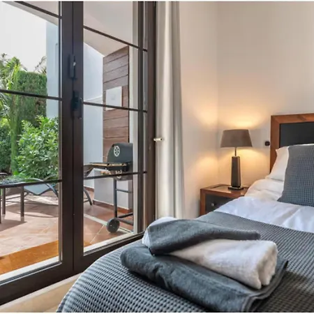 2 Bedrooms - Sleeps 4 - Garden And Pool With View Apartment Benahavis