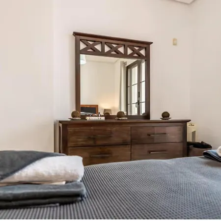 2 Bedrooms - Sleeps 4 - Garden And Pool With View شقة بينهافيس