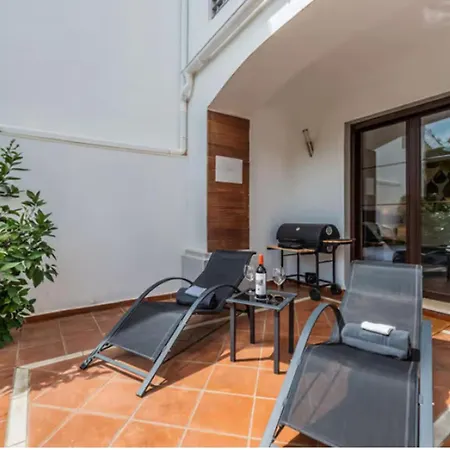 2 Bedrooms - Sleeps 4 - Garden And Pool With View *